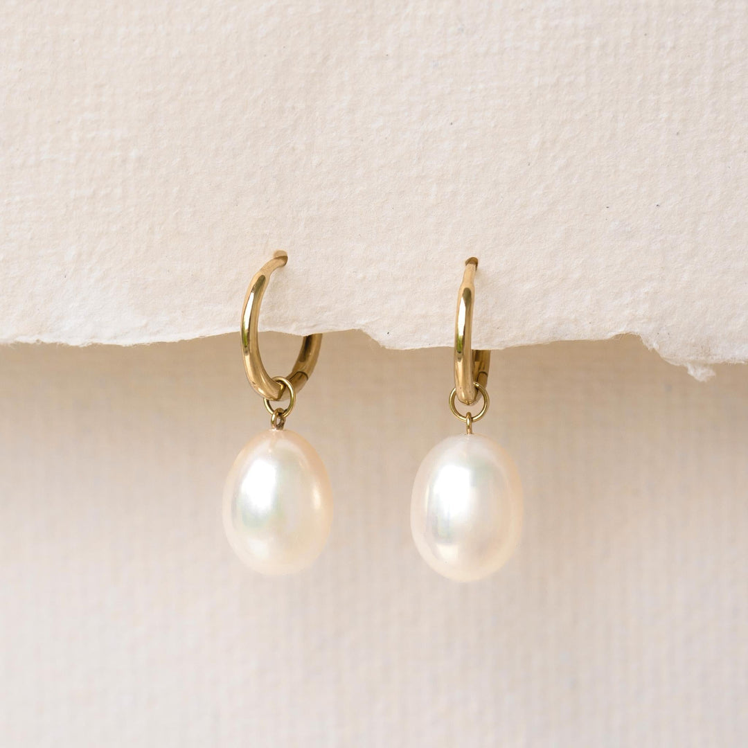 Huggie earrings with white freshwater rice pearl in solid gold