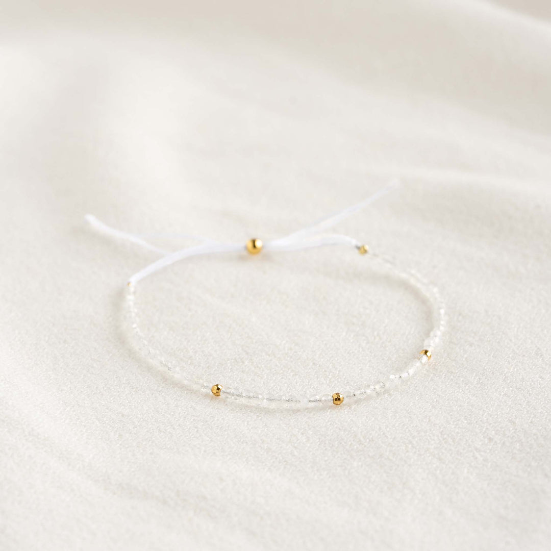 Adjustable bracelet with white and gold beads